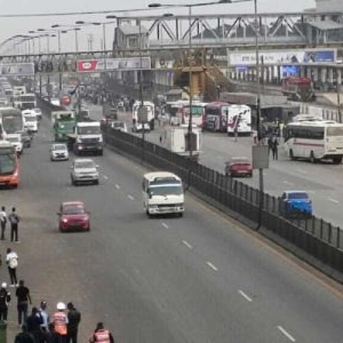 Taxistas protestam contra subida do preço do combustível em Angola