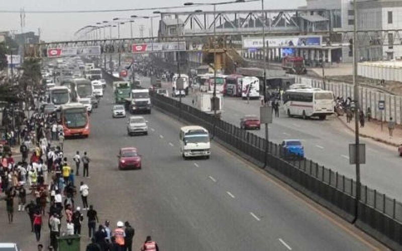 Taxistas protestam contra subida do preço do combustível em Angola